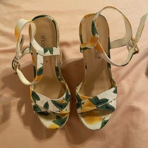 Shoe-dazzle Floral wedges